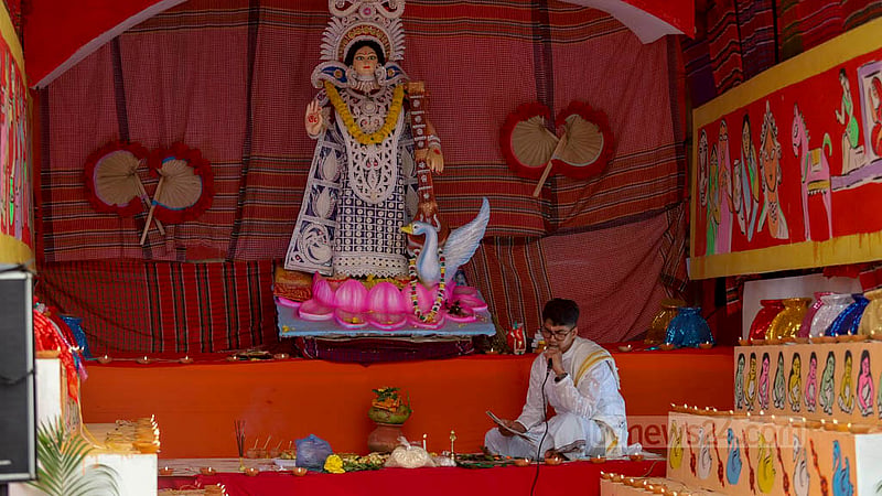 সরস্বতী পূজায় বৃহস্পতিবার ঢাকা বিশ্ববিদ্যালয়ের জগন্নাথ হলের মাঠে বিশ্ববিদ্যালয়ের বিভিন্ন বিভাগের শিক্ষার্থীদের তৈরি করা পূজা মণ্ডপ।&amp;nbsp;ছবি: মাহমুদ জামান অভি