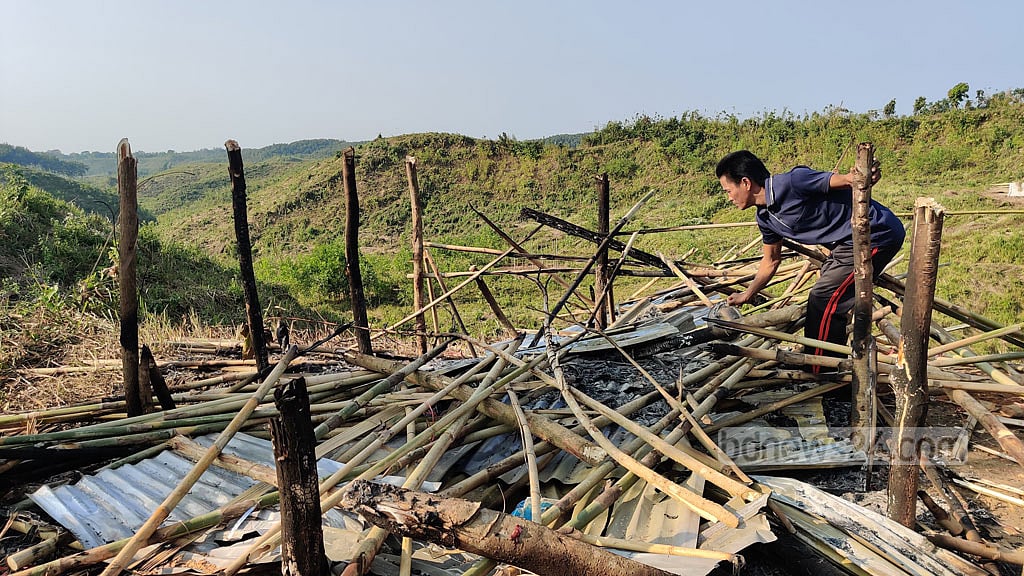 লামায় রাতের আঁধারে ম্রোদের বাড়ি ভাঙচুর-অগ্নিসংযোগের অভিযোগ