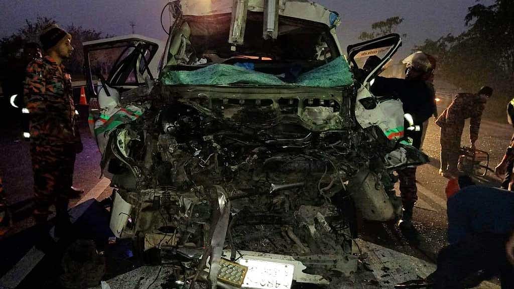 ক্যান্সারের রোগী নিয়ে অ্যাম্বুলেন্সটি ঢাকা যাচ্ছিল, ৩ লাশ হস্তান্তর