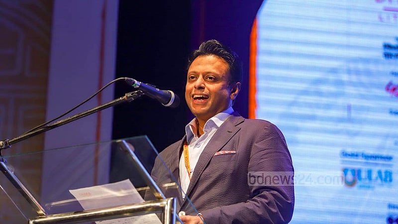 বৃহস্পতিবার ঢাকা লিট ফেস্টের উদ্বোধন অনুষ্ঠানে বক্তব্য দেন ফেস্টের পরিচালক আহসান আকবর।ছবি: মাহমুদ জামান অভি