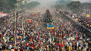 আখেরি মোনাজাতের পর বাড়ি ফেরার যুদ্ধ