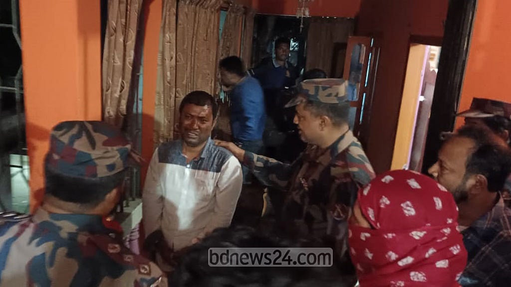 বেনাপোলে টাকা, ফেনসিডিলসহ ‘পাচারকারি’ আটক