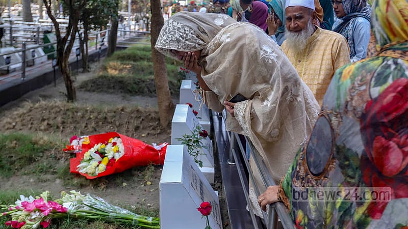 ১৪ বছর আগে বিডিআর বিদ্রোহের সময় নিহত সেনা কর্মকর্তাদের কবরের সামনে কান্নায় ভেঙে পড়েন তাদের স্বজনরা।&amp;nbsp;ছবি: মাহমুদ জামান অভি