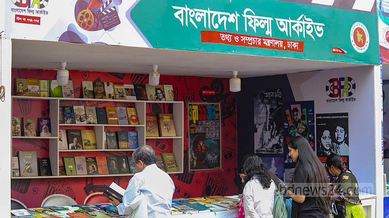 বইমেলার বাংলা একাডেমি প্রাঙ্গণে রয়েছে বিভিন্ন সরকারি ও স্বায়ত্তশাসিত প্রতিষ্ঠানের স্টল, তবে সোহরাওয়ার্দী উদ্যানের মত সেখানে ভিড় নেই।&amp;nbsp;ছবি: মাহমুদ জামান অভি