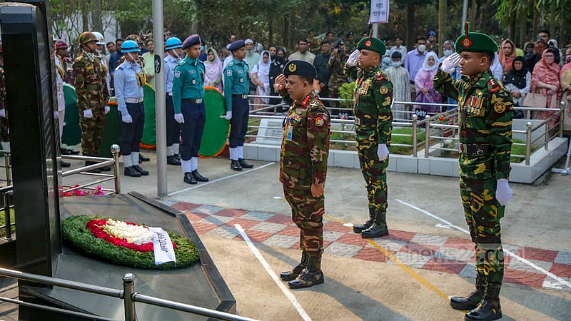 ঢাকার বনানী সামরিক কবরস্থানে পিলখানা বিদ্রোহে নিহত সেনা কর্মকর্তাদের কবরে প্রধানমন্ত্রীর পক্ষে শ্রদ্ধা নিবেদন।&amp;nbsp;ছবি: মাহমুদ জামান অভি