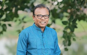 পুঁথির পুঁতি গাঁথছেন ফজলুর রহমান বাবু