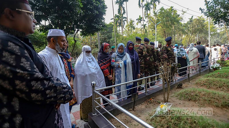 পিলখানায় নিহতদের পরিবারের সদস্যরা শনিবার বনানীর সামরিক কবরস্থানে শ্রদ্ধা জানাতে এলে আবেগঘন পরিবেশের সৃষ্টি হয়।&amp;nbsp;ছবি: মাহমুদ জামান অভি
