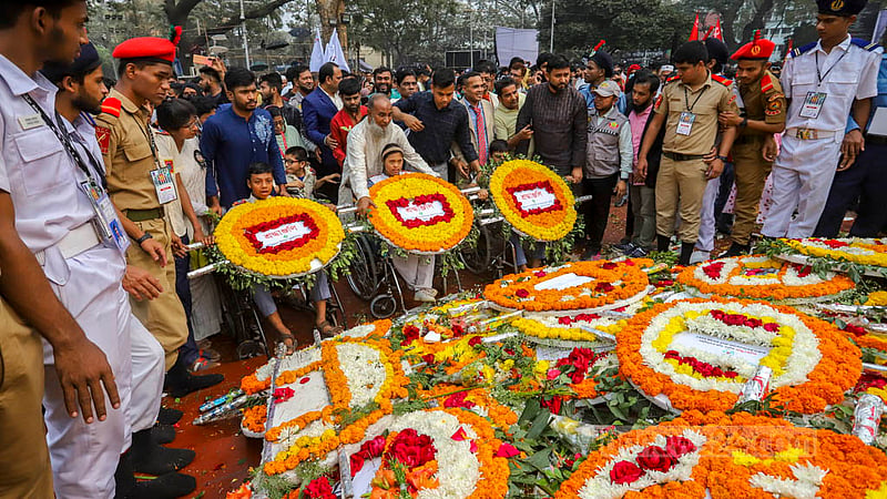 শ্রদ্ধার ফুল হাতে একুশে ফেব্রুয়ারির সকালে শহীদ মিনারে এসেছিল প্রতিবন্ধী শিশুরা। ছবি: আসিফ মাহমুদ অভি