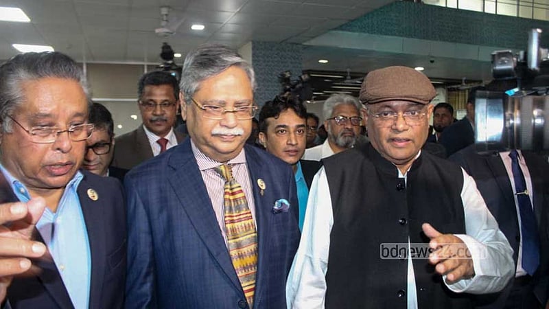 বাংলাদেশের পরবর্তী রাষ্ট্রপতি পদে আওয়ামী লীগের প্রার্থী হিসেবে মনোনয়নপত্র জমা দিতে রোববার সকালে নির্বাচন কমিশনে আওয়ামী লীগ নেতাদের সঙ্গে দুদকের সাবেক কমিশনার মো. সাহাবুদ্দিন চুপ্‌পু।
