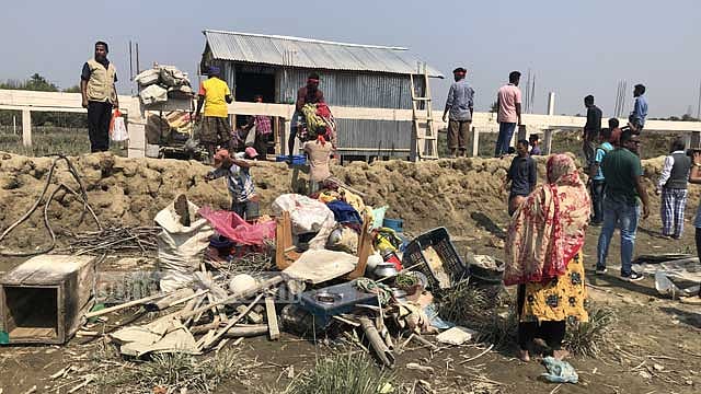 কক্সবাজারে নদীর তীরে অবৈধ স্থাপনা উচ্ছেদ শুরু, ‘সাংবাদিকদের উপর হামলা’