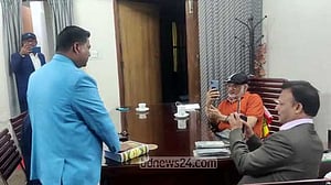 এমপি ফারুকের অফিসে কোরআন ছুঁয়ে ‘আনুগত্যের শপথ’ স্থানীয় নেতাদের