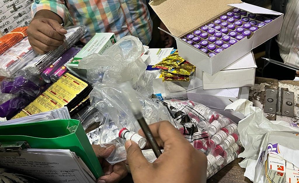 মিটফোর্ড এলাকায় ওষুধ মার্কেটে টানা ১৫ ঘণ্টা অভিযান