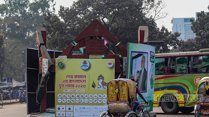 ঢাকার গুলিস্তানের জিরো পয়েন্ট বা নূর হোসেন চত্বরে ঢাকা থেকে বিভিন্ন জায়গার যে দূরত্ব লেখা আছে, ব্যানার আর ফেস্টুনের কারণে তা আর দেখা যায় না।&amp;nbsp;ছবি: মাহমুদ জামান অভি