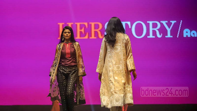 আর্মি স্টেডিয়ামে হোপ ফেস্টিভালে শুক্রবার দ্বিতীয় দিনে আড়ং এর পোশাকের ফ্যাশন শোতে মডেলরা।&amp;nbsp;ছবি: মাহমুদ জামান অভি
