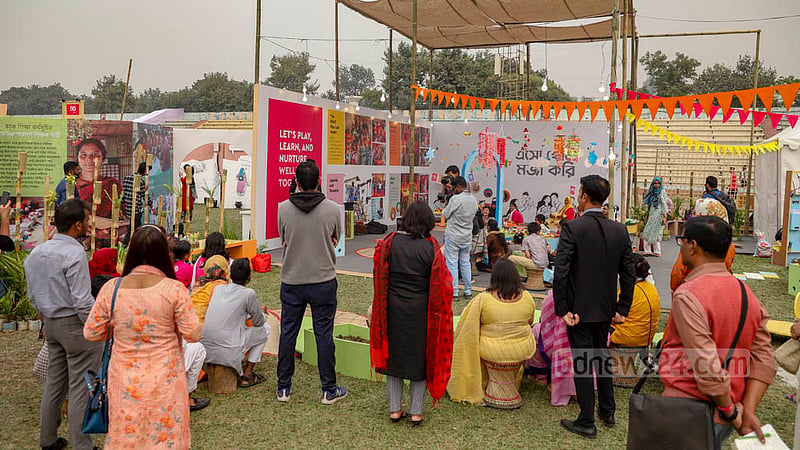 ব্যস্ত নগরী ঢাকাতে খেলার মাঠ নেই বললেই চলে, শিশুদের বিকাশের জন্য খেলাধুলা কতটা প্রয়োজন তা নিয়ে ব্র্যাকের হোপ ফেস্টিভালে অভিভাবকদের জন্য রয়েছে আলাদা সেশন।&amp;nbsp;ছবি: মাহমুদ জামান অভি