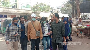 ছোট মেয়েকে একদিন পাবে বাবা, একদিন জাপানি মা