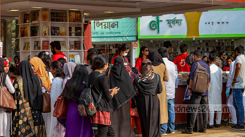 অমর একুশে বইমেলার শেষ দিকে এসে ভিড় বেড়েছে স্টলে। সোমবার মেলার প্রায় সব স্টলে ছিল বইপ্রেমীদের ভিড়।&amp;nbsp;ছবি: মাহমুদ জামান অভি