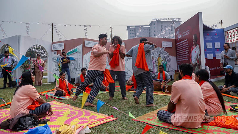 ব্র্যাকের তিন দিনের হোপ ফেস্টিভালে দর্শনার্থীদের জন্য জন্য থাকছে আবহমান বাংলার চিরায়ত লোকজ সংস্কৃতির সম্মিলন–পুঁথিপাঠ, গল্পপাঠের আসর, বায়োস্কোপ, পুতুল নাচ, শিশুদের খেলার জগৎসহ দিনব্যাপী নানা প্রদর্শনী।ছবি: মাহমুদ জামান অভি