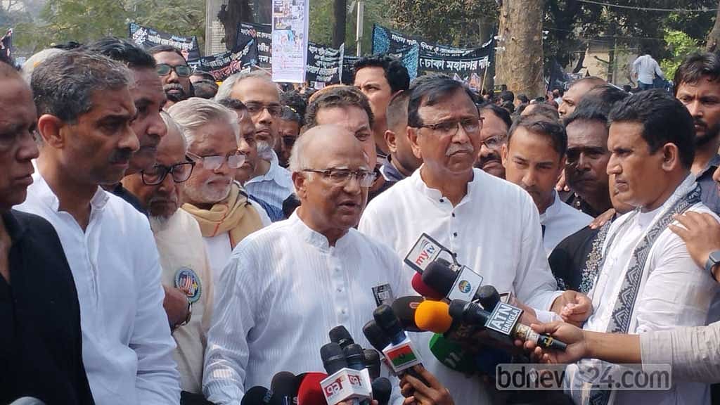 শহীদ মিনারে ‘ইচ্ছাকৃত’ সময় নষ্ট করেছে কেউ কেউ, অভিযোগ মোশাররফের