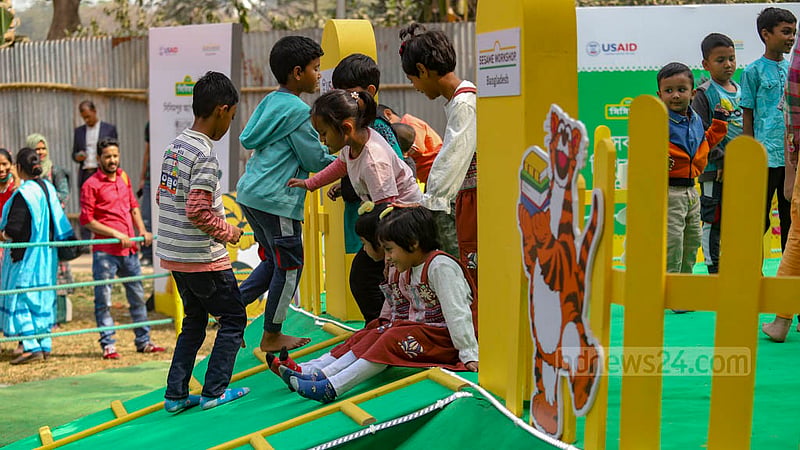 বইমেলার সিসিমপুর শিশু চত্বরে হালুম-ইকরিদের দেখা না মিললেও খেলায় মেতে ওঠে শিশুরা।&amp;nbsp;ছবি: মাহমুদ জামান অভি