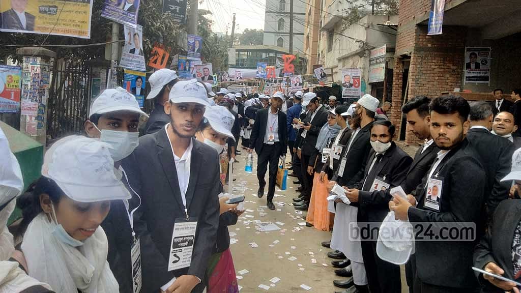 নীলের বর্জনের মধ্যে ঢাকা বারে সাদা প্যানেলের জয়