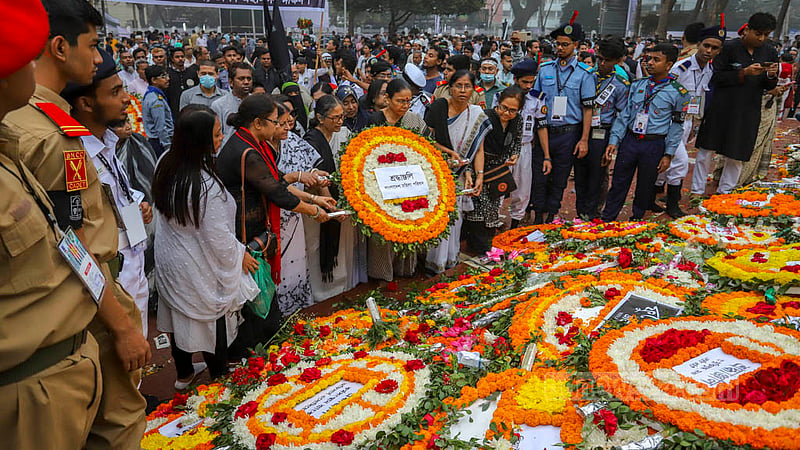 আন্তর্জাতিক মাতৃভাষা দিবসে কেন্দ্রীয় শহীদ মিনারে মহিলা পরিষদের শ্রদ্ধা নিবেদন। ছবি: আসিফ মাহমুদ অভি