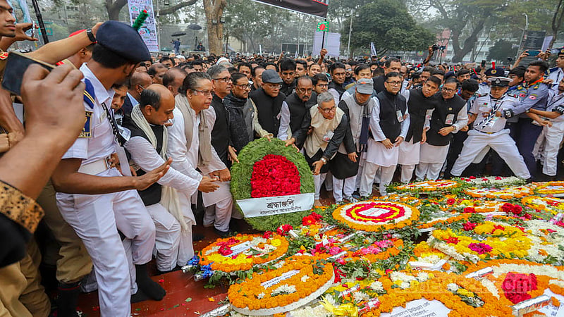 শহীদ দিবসে কেন্দ্রীয় শহীদ মিনারে আওয়ামী লীগের কেন্দ্রীয় নেতাদের শ্রদ্ধা নিবেদন। ছবি: আসিফ মাহমুদ অভি