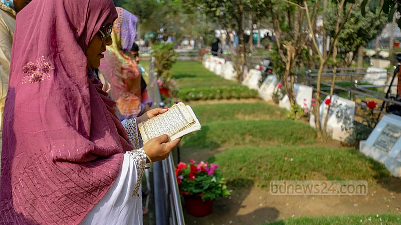 বনানীর সামরিক কবরস্থানে পিলখানা বিদ্রোহে নিহত সেনা কর্মকর্তাদের কবর জিয়ারত করেন পরিবারের সদস্যরা।&amp;nbsp;ছবি: মাহমুদ জামান অভি