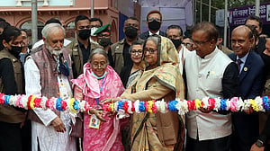 গ্রাফিক নভেল মুজিব ১০ খণ্ড একসঙ্গে কিনলেন শেখ হাসিনা
