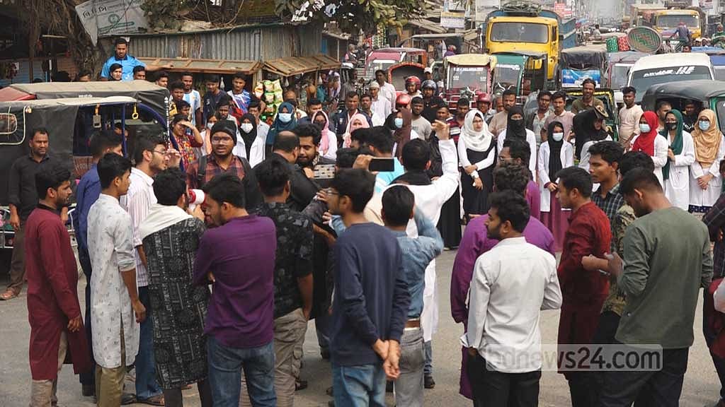 পাবনা মেডিকেলে জাতীয় পতাকা নামিয়ে নিলেন ম্যাজিস্ট্রেট