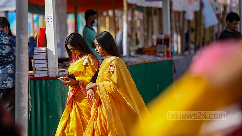 প্রকৃতিতে ফাল্গুনের আগমনী বার্তা জানান দিচ্ছে ষড়ঋতুর শেষ ঋতু বসন্ত সমাগত প্রায়। পঞ্জিকার পাতায় এক দিন বাকি থাকলেও সোমবার অনেকের বাসন্তী সাজ রঙিন করে তোলে বইমেলাকে।&amp;nbsp;ছবি: মাহমুদ জামান অভি