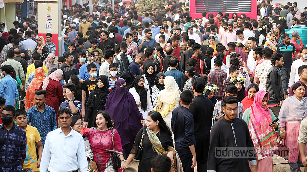 একুশের দিনে জমজমাট বইমেলা