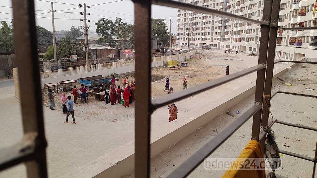 বস্তি থেকে ফ্ল্যাটে উঠেও কেন তারা সুখী নয়