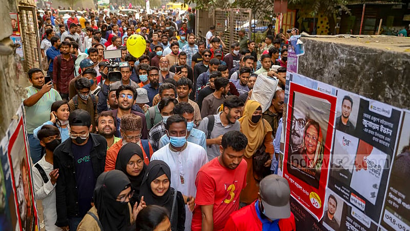 তিন বছর পর ফেব্রুয়ারির প্রথম দিন শুরু হল অমর একুশে বইমেলা। বুধবার বিকালে প্রধানমন্ত্রী শেখ হাসিনার উদ্বোধনের পর মাসব্যাপী মেলায় ঢুকতে বইপ্রেমীদের ভিড়।&amp;nbsp;ছবি: মাহমুদ জামান অভি