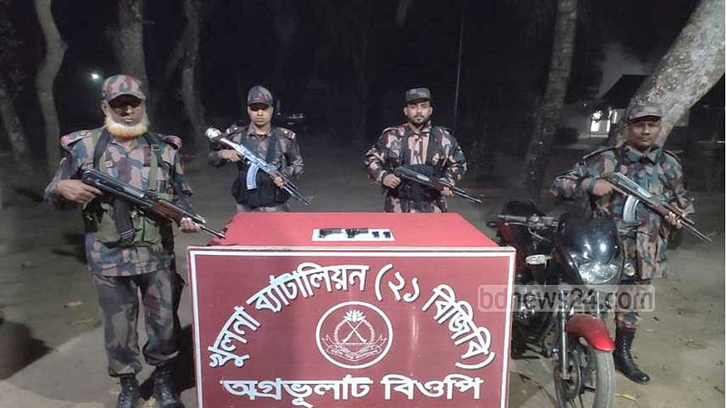 শার্শা সীমান্তে ২ পিস্তল ও মোটরসাইকেল রেখে পালিয়েছে ‘পাচারকারী’