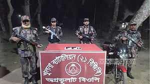 শার্শা সীমান্তে ২ পিস্তল ও মোটরসাইকেল রেখে পালিয়েছে ‘পাচারকারী’