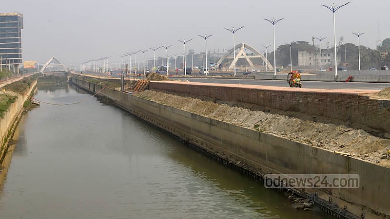 রাস্তার দুই পাশে ১০০ ফুট চওড়া পাড় বাঁধানো দৃষ্টিনন্দন খালে চলবে পর্যটনবান্ধব ওয়াটার বাস। ছবি: আসিফ মাহমুদ অভি