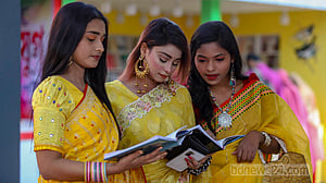 বইমেলায় বাসন্তী সাজ, ফাগুনের আভা