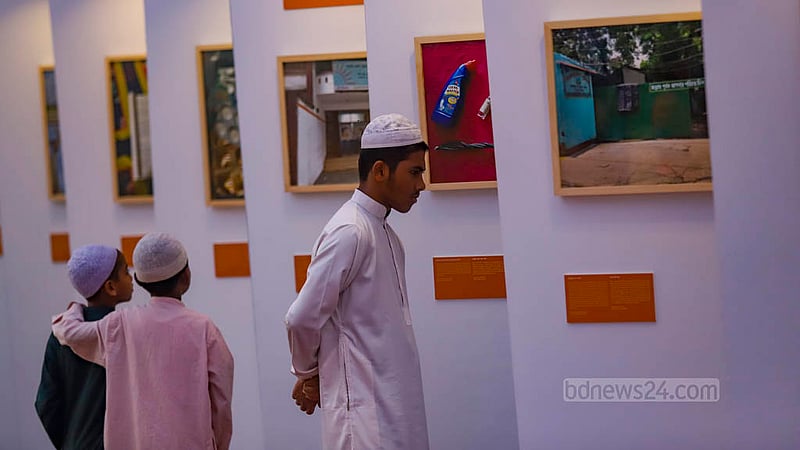 ঢাকার&amp;nbsp;হাজারীবাগ&amp;nbsp;এলাকার&amp;nbsp;গজমহল&amp;nbsp;খেলার&amp;nbsp;মাঠে&amp;nbsp;রোববার&amp;nbsp;আলোকচিত্র&amp;nbsp;প্রদর্শনী&amp;nbsp;দেখতে&amp;nbsp;আসে&amp;nbsp;নানা&amp;nbsp;বয়সের&amp;nbsp;মানুষ। ছবি: মাহমুদ জামান অভি