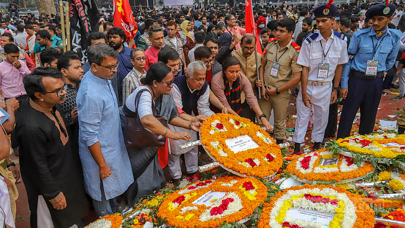 আন্তর্জাতিক মাতৃভাষা দিবসে কেন্দ্রীয় শহীদ মিনারে ভাষা শহীদদের শ্রদ্ধা জানায় বাংলাদেশের কমিউনিস্ট পার্টি। ছবি: আসিফ মাহমুদ অভি