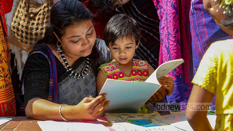 স্টল ঘুরে ঘুরে বই পছন্দ করছে শিশুরা, পরে সেগুলো হাতে নিয়ে যাচাই করে দেখছেন স্বজনরা।&amp;nbsp;ছবি: মাহমুদ জামান অভি