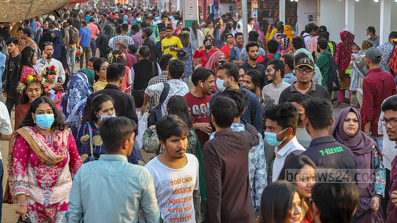 বইমেলার শেষ দিন মঙ্গলবার নানা বয়সী মানুষের সমাগম ঘটে। ছবি: আসিফ মাহমুদ অভি