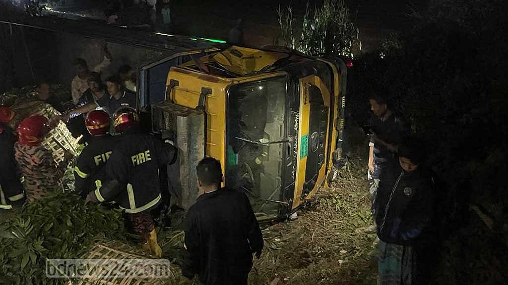 টেকনাফে ট্রাক উল্টে খাদে, নিহত ১