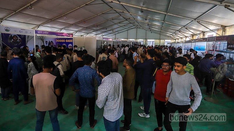ঢাকার শেরেবাংলা নগরের বঙ্গবন্ধু আন্তর্জাতিক সম্মেলন কেন্দ্র সংলগ্ন মাঠে দুদিনব্যাপী প্রাণিসম্পদ প্রদর্শনী মেলার শেষদিন রোববার দর্শনার্থীদের ভিড়।