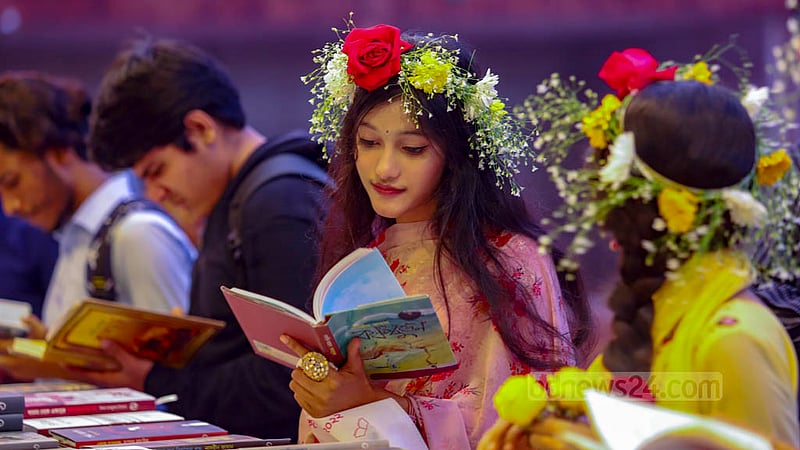 একুশে বইমেলার প্রথম দিন স্টলে স্টলে ঘুরে বই দেখছেন বইপ্রেমীরা।&amp;nbsp;ছবি: মাহমুদ জামান অভি