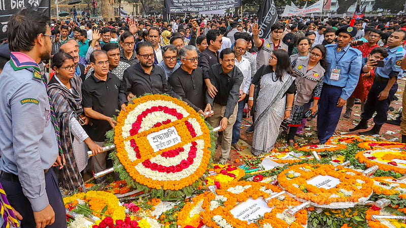 জাতীয় প্রেস ক্লাবের পক্ষ থেকে মঙ্গলবার সকালে কেন্দ্রীয় শহীদ মিনারে ভাষা শহীদদের প্রতি শ্রদ্ধা নিবেদন করা হয়। ছবি: আসিফ মাহমুদ অভি