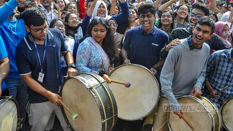 উচ্চ মাধ্যমিকে ভালো ফলাফলে উল্লসিত রাজউক উত্তরা মডেল কলেজের শিক্ষার্থীরা।