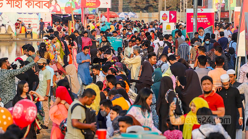 বইমেলার শেষ দিন মঙ্গলবার নানা বয়সী মানুষের সমাগম ঘটে। ছবি: আসিফ মাহমুদ অভি