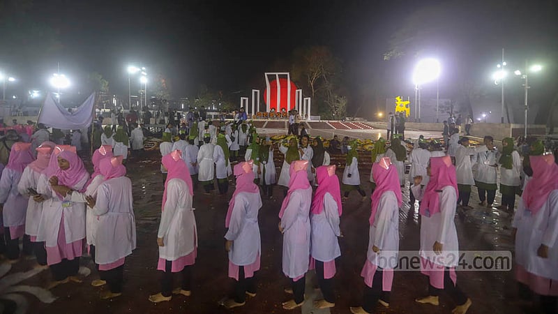 একুশে ফেব্রুয়ারির সকালে কেন্দ্রীয় শহীদ মিনারে শ্রদ্ধ নিবেদন করেন শ্যামলী নার্সিং কলেজের শিক্ষার্থীরা।&amp;nbsp;ছবি: মাহমুদ জামান অভি