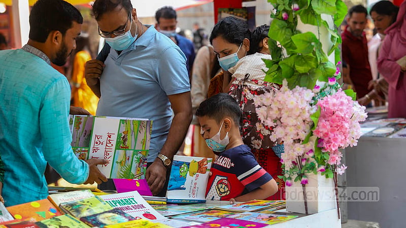 মা-বাবা ও স্বজনদের সঙ্গে বইমেলায় এসে বিভিন্ন স্টল ঘুরে বই কিনছে শিশুরা।&amp;nbsp;ছবি: মাহমুদ জামান অভি